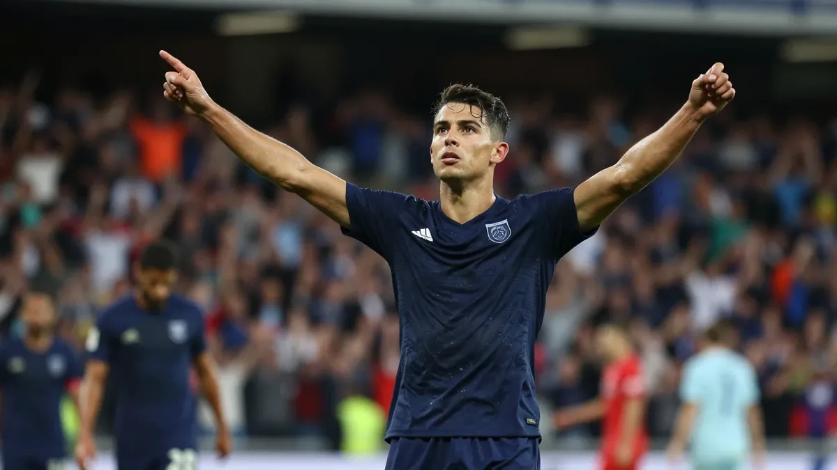 Molde secured a vital 4-3 win over Vålerenga in a match featuring seven first-half goals, maintaining their fourth-place...