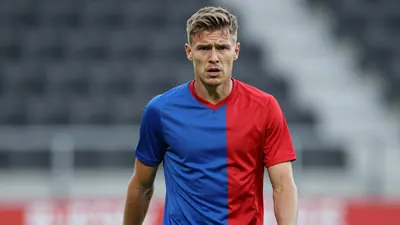 Molde-spiller Isak Helstad Amundsen uttrykker sin frustrasjon over sine begrenset muligheter for å spille i fotballforholdene